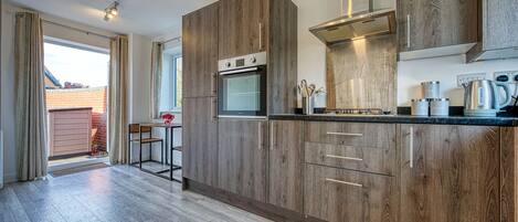 Kylskåp, mikrovågsugn, ugn och spishäll