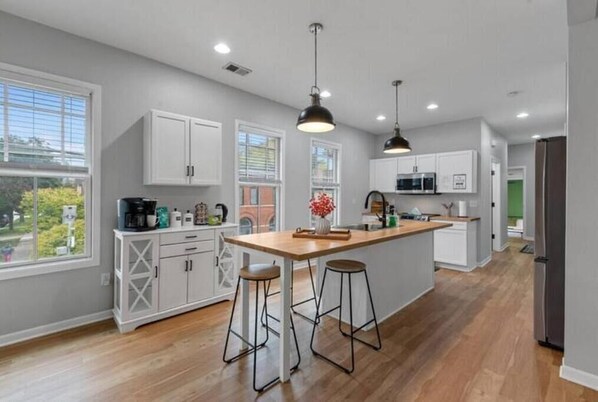 Geladeira, micro-ondas, fogão, cooktop