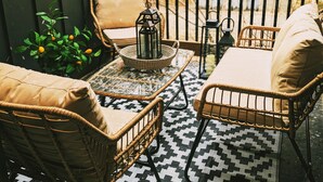 Un espace extérieur accueillant, aménagé avec des meubles en osier et un sol à motifs.