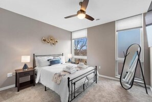 3 bedrooms, iron/ironing board, free WiFi, bed sheets - New built w/free parking off Brady St. Fiserv Forum, Summer Fest and Lakefront! (Milwaukee)