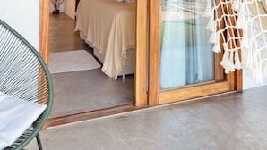 A room with a bed, a hammock, and a potted plant. - Vila dos Lobatos (Porto Seguro)