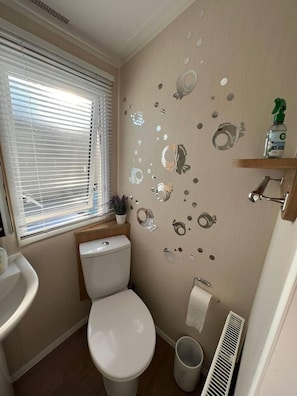 Cabin | Bathroom | Shower, hair dryer - Stunning 8 Berth Caravan in Poole (Poole)