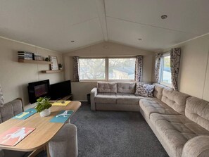 Living area - Stunning 8 Berth Caravan in Poole (Poole)