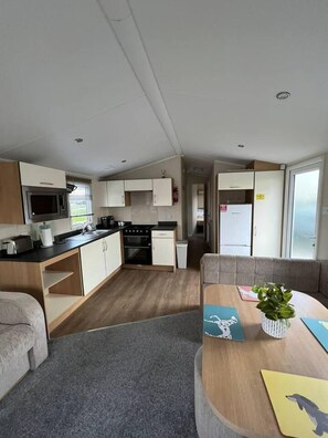 เคบิน | ครัวส่วนตัว | ตู้เย็น, ไมโครเวฟ, เตาอบ, เตาประกอบอาหาร