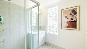 Douche, baignoire à remous, séchoir à cheveux