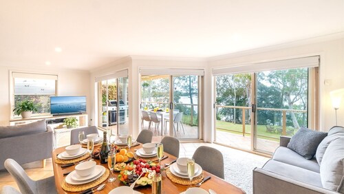 Danalene, 44a Danalene Pde - stunning waterfront property with Air Con, WI-FI, Garage & Boat Parking