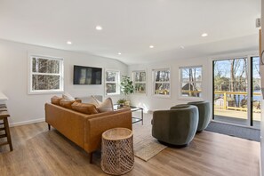 Smart TV, stereo - Modern Lake House Close to Portland (Falmouth)