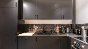 Kylskåp, mikrovågsugn, ugn och spishäll