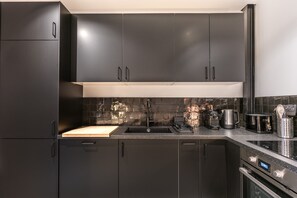 Frigorifero, microonde, forno, piano cottura