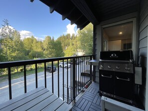 Property grounds - The Bear Den @ Creekside Steps to Whistler Gondola for Skiing and Biking (Whistler)