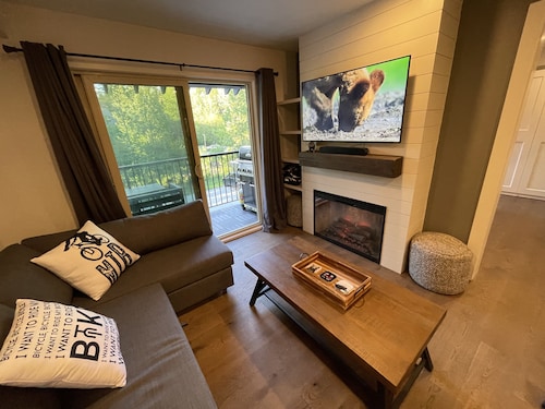 The Bear Den @ Creekside Steps to Whistler Gondola for Skiing and Biking