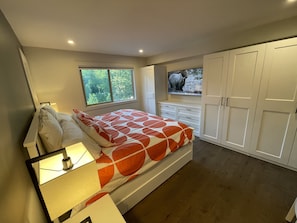 2 slaapkamers, een bureau, een strijkplank/strijkijzer, reisbedje