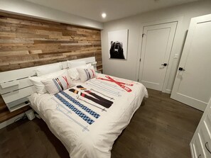 2 bedrooms, desk, iron/ironing board, travel cot - The Bear Den @ Creekside Steps to Whistler Gondola for Skiing and Biking (Whistler)
