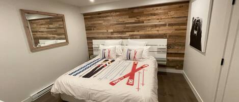 2 makuuhuonetta, työpöytä, silitysrauta/-lauta, vauvan matkasänky