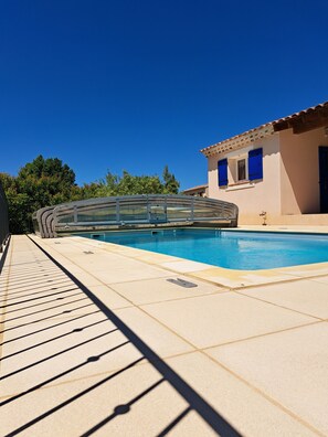 Piscine intérieure, piscine extérieure