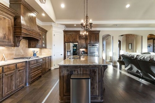 Luxe Retreat:Saltwater Pool & Spa, Jacuzzi Tub, Chefs Kitchen, EV Charger & more