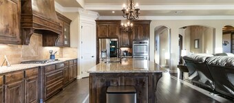 Luxe Retreat:Saltwater Pool & Spa, Jacuzzi Tub, Chefs Kitchen, EV Charger & more