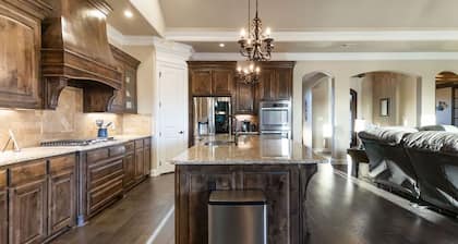 Luxe Retreat:Saltwater Pool & Spa, Jacuzzi Tub, Chefs Kitchen, EV Charger & more