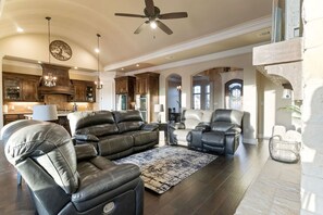 Televisor intel·ligent, llar de foc, reproductor de DVD i llibres 