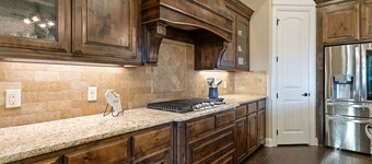 Luxe Retreat:Saltwater Pool & Spa, Jacuzzi Tub, Chefs Kitchen, EV Charger & more