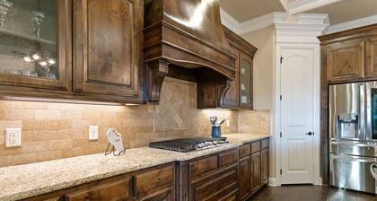 Luxe Retreat:Saltwater Pool & Spa, Jacuzzi Tub, Chefs Kitchen, EV Charger & more