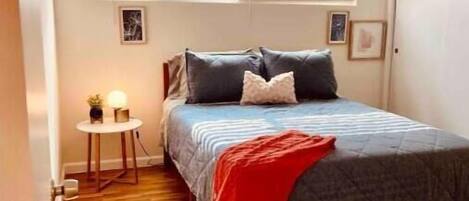 1 slaapkamer, een strijkplank/strijkijzer, gratis wifi, beddengoed