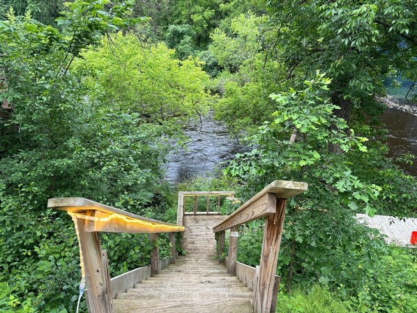 Property grounds - Spacious & Cozy home on The Apple River- Hiking, Tubing, Skiing, Racing, 12+ ppl (Star Prairie)