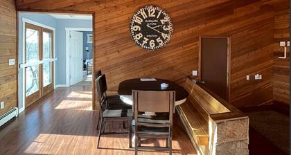 Spacious & Cozy home on The Apple River- Hiking, Tubing, Skiing, Racing, 12+ ppl