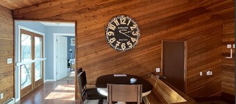 Spacious & Cozy home on The Apple River- Hiking, Tubing, Skiing, Racing, 12+ ppl