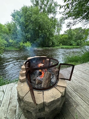 Property grounds - Spacious & Cozy home on The Apple River- Hiking, Tubing, Skiing, Racing, 12+ ppl (Star Prairie)