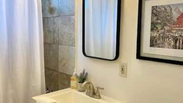 Asciugacapelli, asciugamani, sapone, shampoo