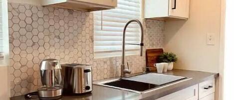 Réfrigérateur, micro-ondes, four, plaque de cuisson