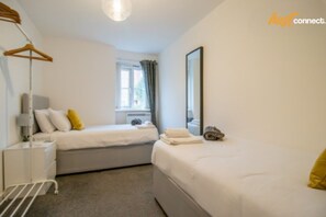 2 bedrooms, desk, iron/ironing board, free WiFi - Modern 2-Bed Flat | Near Airport | Free Parking (Renfrewshire)