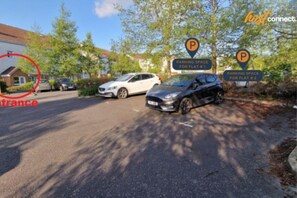 Property grounds - Modern 2-Bed Flat | Near Airport | Free Parking (Renfrewshire)