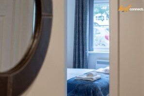 2 bedrooms, desk, iron/ironing board, free WiFi - Modern 2-Bed Flat | Near Airport | Free Parking (Renfrewshire)