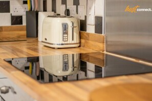 Interior - Modern 2-Bed Flat | Near Airport | Free Parking (Renfrewshire)