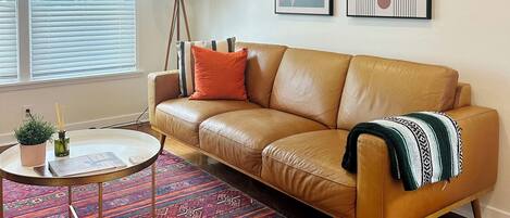 Een smart-tv en boeken