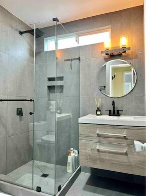 Towels, soap, shampoo, toilet paper