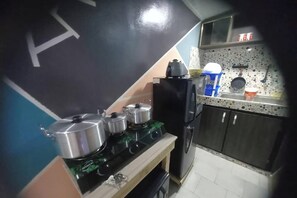 Fridge, microwave, oven, stovetop - Apartment-sleeps2-parking-petfriendly (Abidjan)