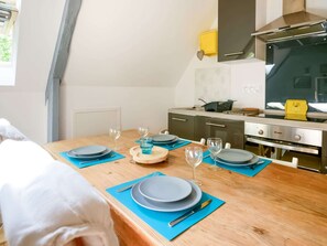 Una cocina moderna con comedor listo para cuatro personas.
