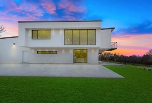 Exterior - 9200sqft Pure Lux W Pool/Spa Near Sandy Beach! (Ardmore)