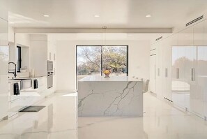 Fridge, microwave, oven, stovetop - 9200sqft Pure Lux W Pool/Spa Near Sandy Beach! (Ardmore)