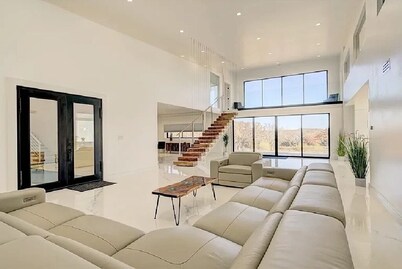 9200sqft Pure Lux W Pool/Spa Near Sandy Beach!