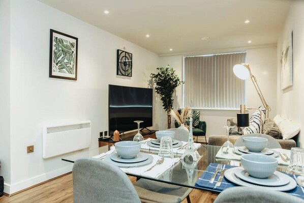 Apartment | Dining - Stunning 2-bed Apartment in Birmingham (Birmingham)