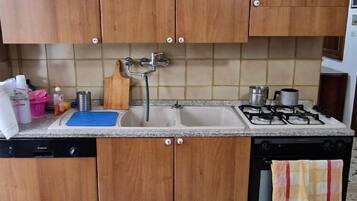 Kühlschrank, Ofen, Herdplatte, Esstisch