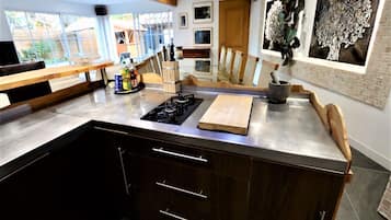 Frigorífico, microondas, horno y placa de cocina