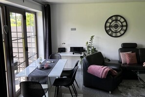 Dining - Holiday Home in Gönnersdorf near Badesee (Gönnersdorf)