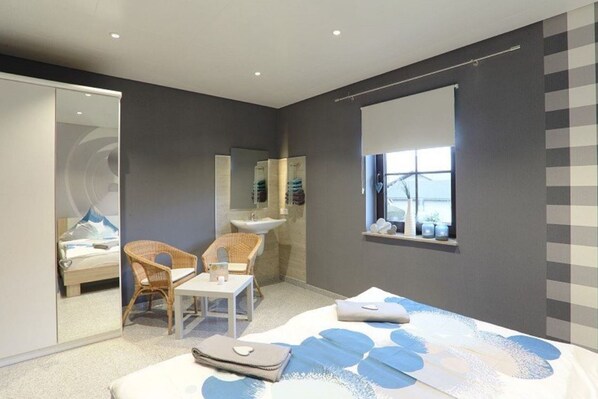 2 bedrooms, iron/ironing board, free WiFi