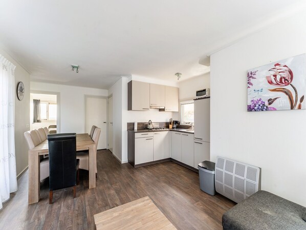 Kühlschrank, Herdplatte, Wasserkocher mit Kaffee-/Teezubehör, Esstisch