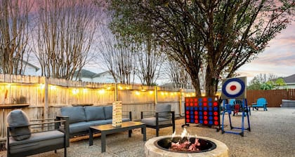 New! 3B2B Villa, Pool, BBQ, Firepit, Yard Games, Bunk Bed, Family & Pet Friendly